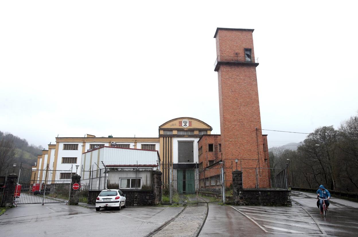 Entrada a la fábrica de Expal en Trubia, que da trabajo a 64 personas. 