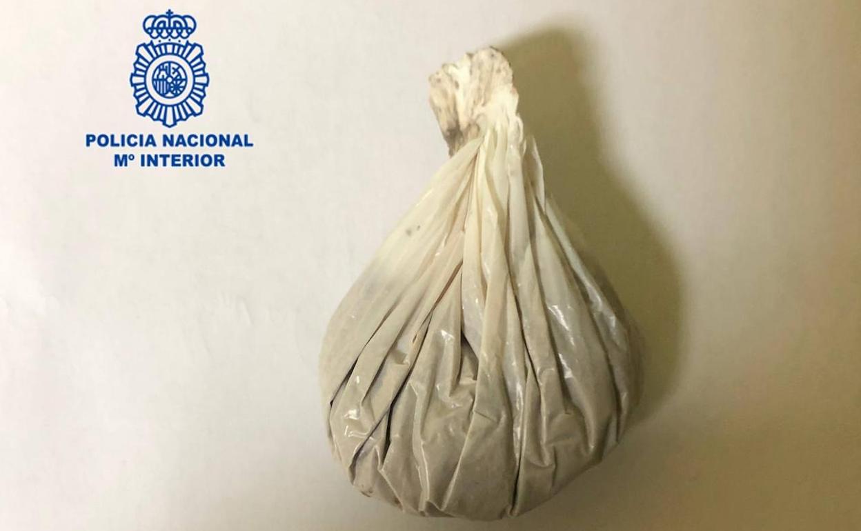 Uno de los envoltorios con heroína que poseían los detenidos. 