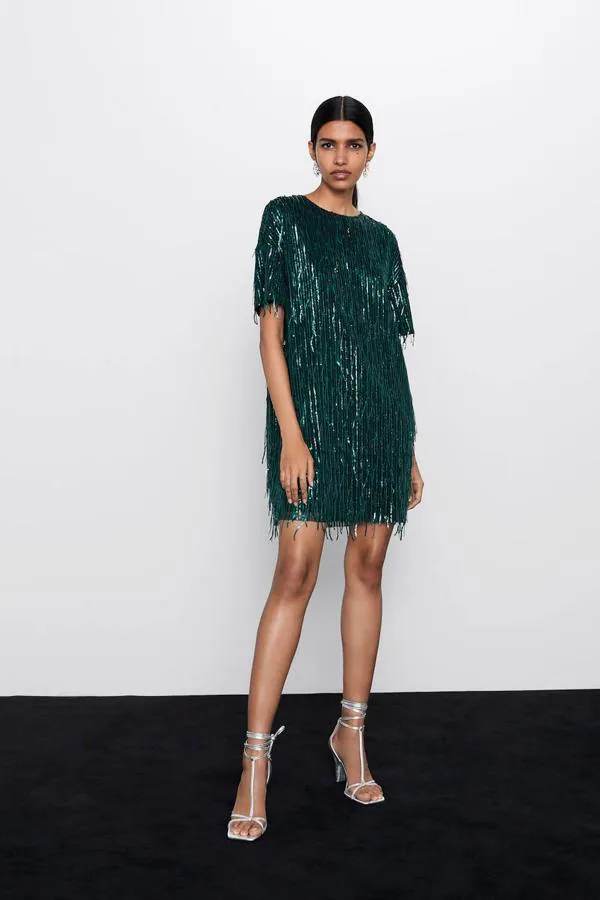 Vestido corto de Zara con detalle de flecos con lentejuelas en color verde y con manga corta, 39,95 euros.