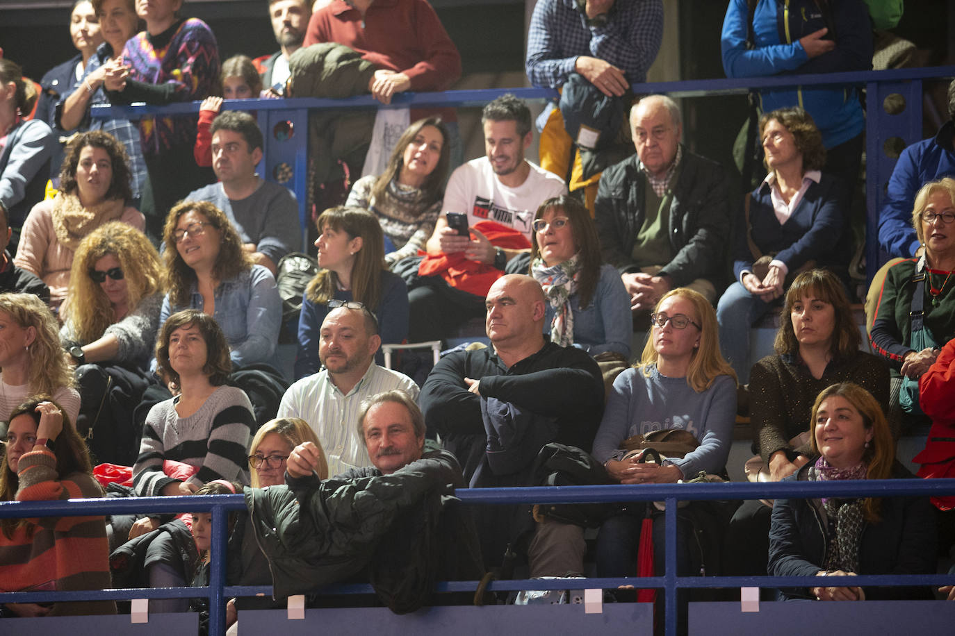 Los más de 2.800 deportistas del Grupo Covadonga han desfilado este jueves durante la presentación de las 28 secciones deportivas, celebrada en el polideportivo Braulio García