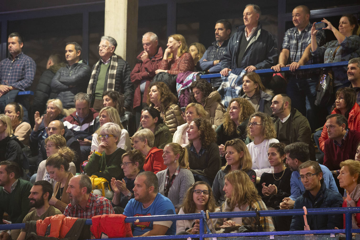 Los más de 2.800 deportistas del Grupo Covadonga han desfilado este jueves durante la presentación de las 28 secciones deportivas, celebrada en el polideportivo Braulio García