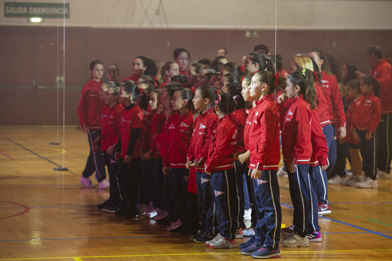 Los más de 2.800 deportistas del Grupo Covadonga han desfilado este jueves durante la presentación de las 28 secciones deportivas, celebrada en el polideportivo Braulio García