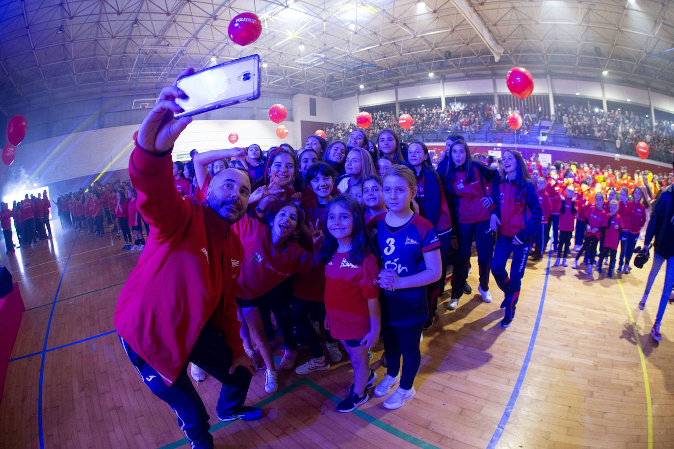 Los más de 2.800 deportistas del Grupo Covadonga han desfilado este jueves durante la presentación de las 28 secciones deportivas, celebrada en el polideportivo Braulio García