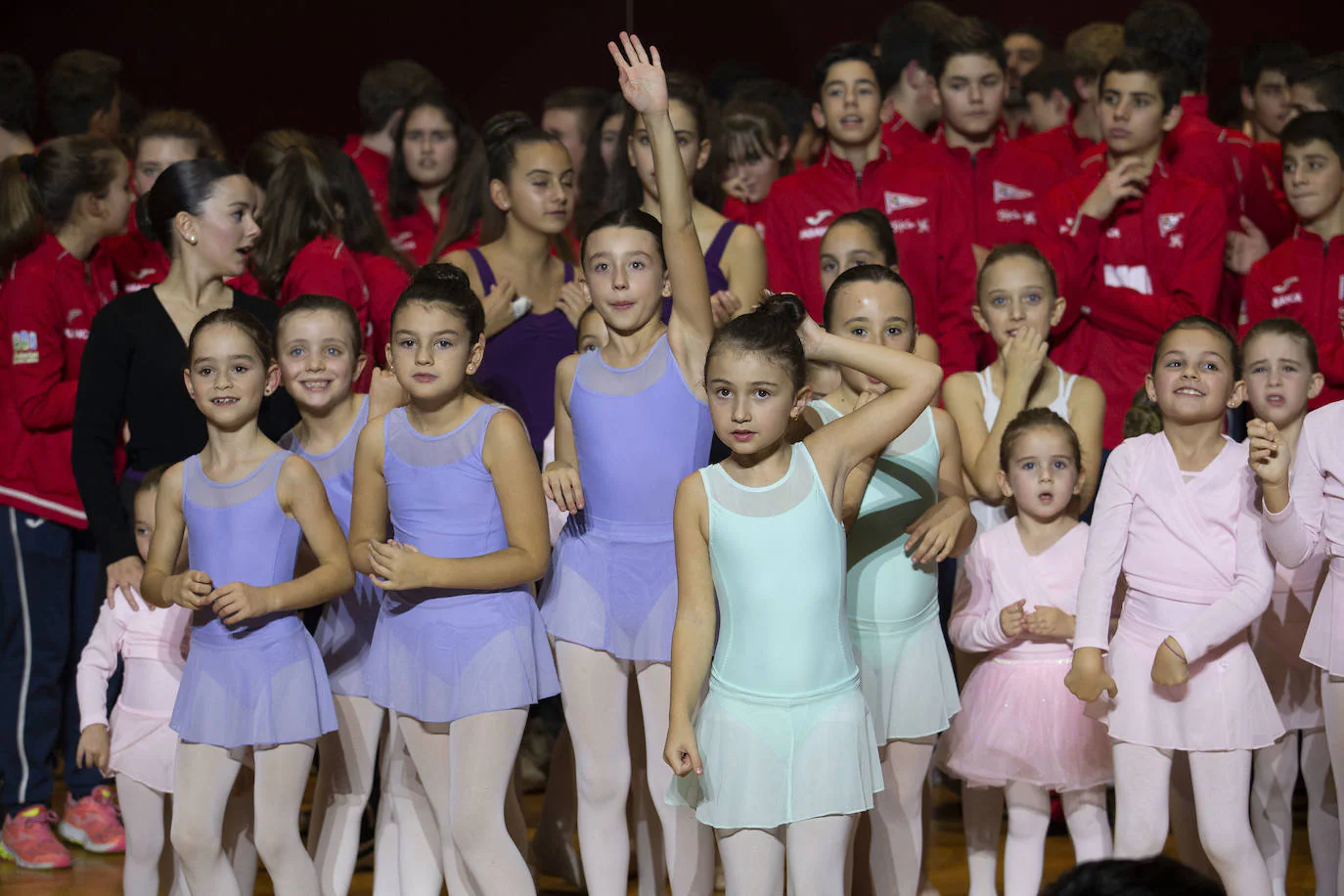 Los más de 2.800 deportistas del Grupo Covadonga han desfilado este jueves durante la presentación de las 28 secciones deportivas, celebrada en el polideportivo Braulio García