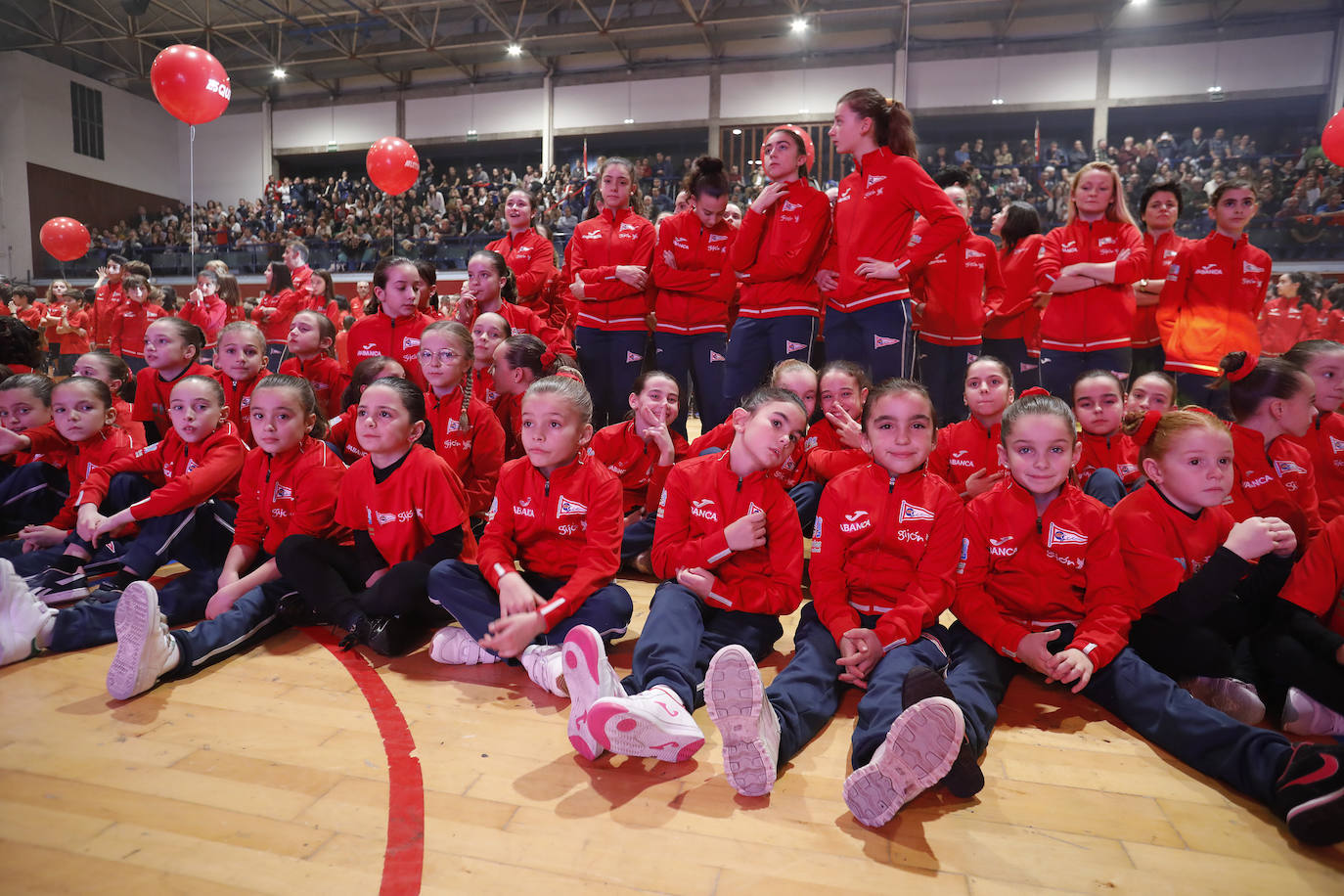 Los más de 2.800 deportistas del Grupo Covadonga han desfilado este jueves durante la presentación de las 28 secciones deportivas, celebrada en el polideportivo Braulio García