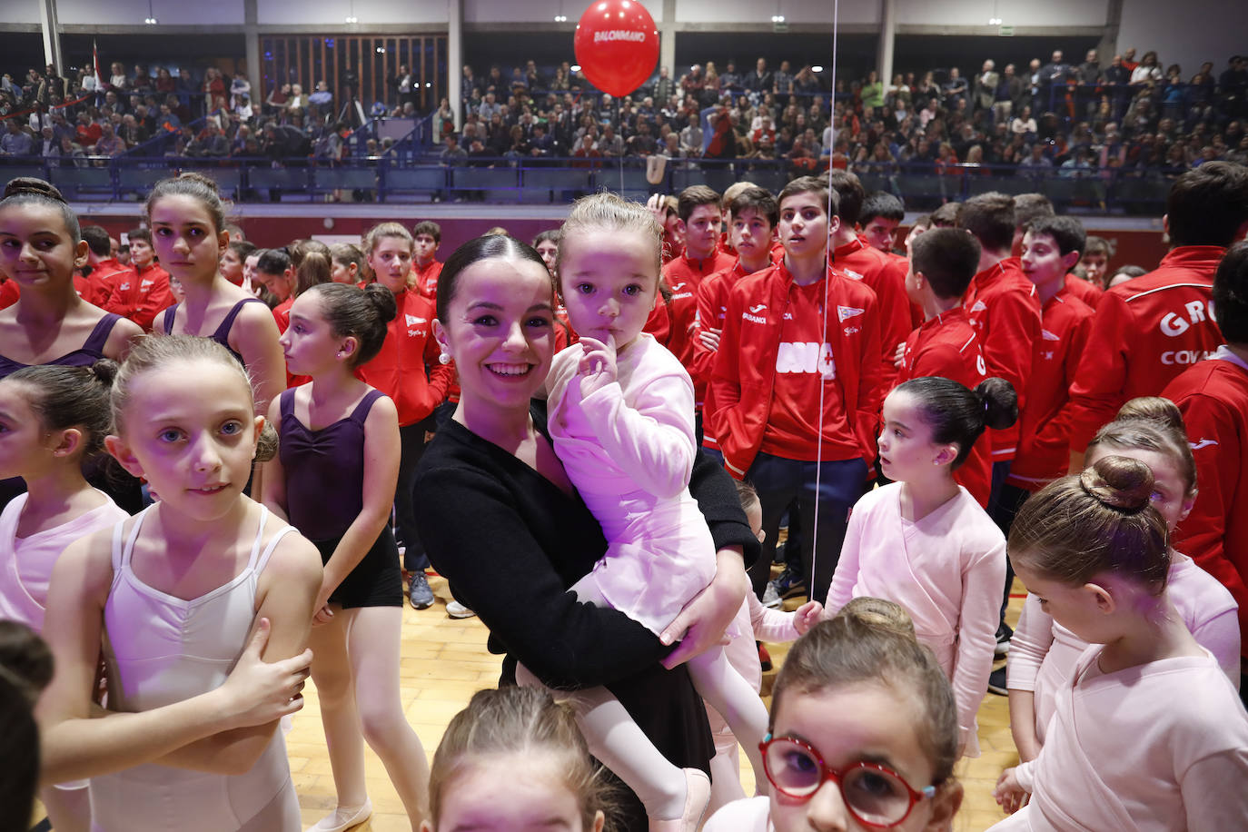 Los más de 2.800 deportistas del Grupo Covadonga han desfilado este jueves durante la presentación de las 28 secciones deportivas, celebrada en el polideportivo Braulio García