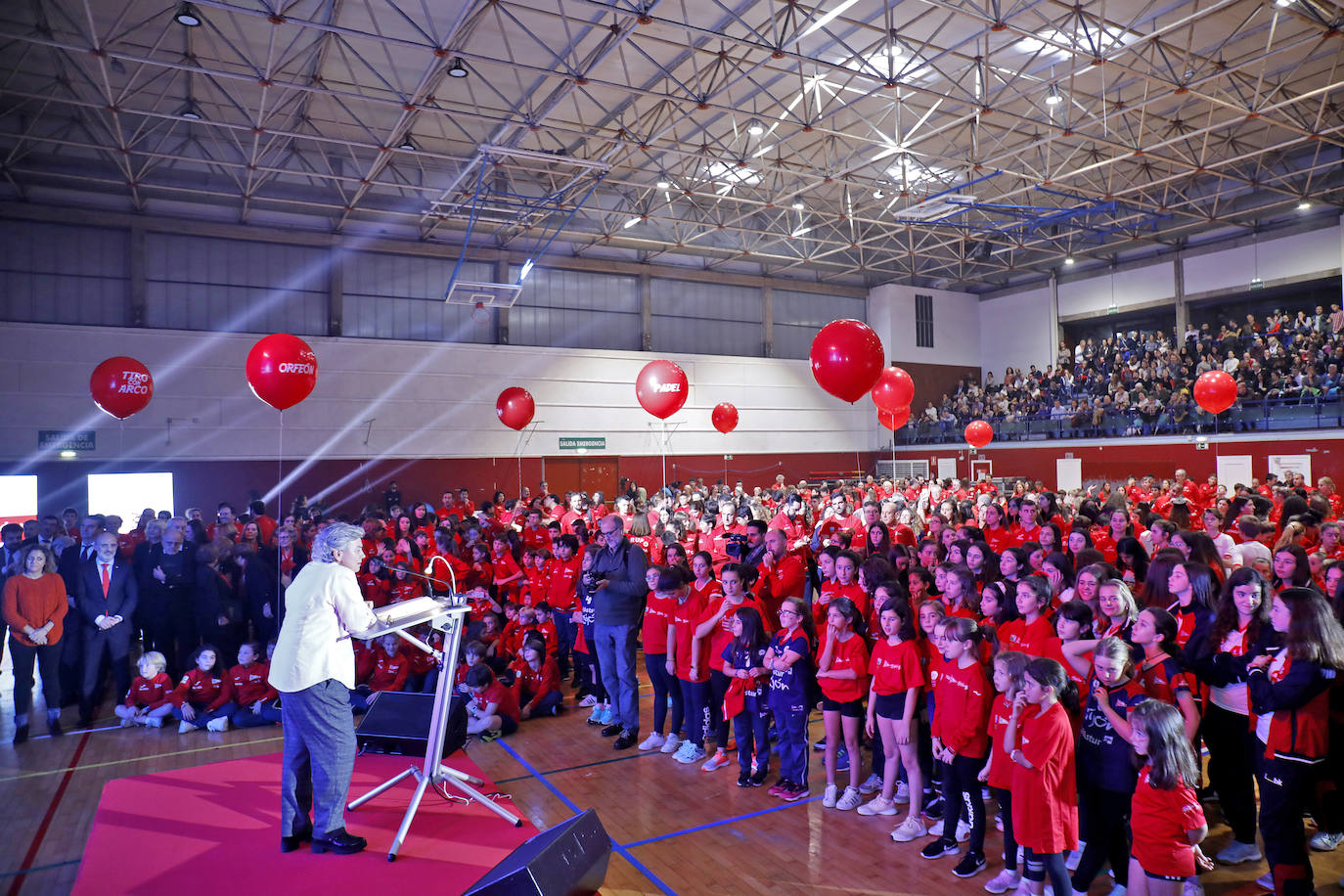 Los más de 2.800 deportistas del Grupo Covadonga han desfilado este jueves durante la presentación de las 28 secciones deportivas, celebrada en el polideportivo Braulio García