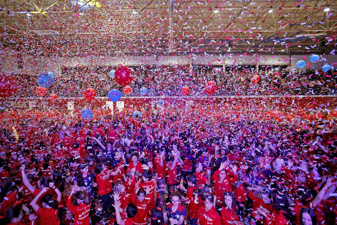 Los más de 2.800 deportistas del Grupo Covadonga han desfilado este jueves durante la presentación de las 28 secciones deportivas, celebrada en el polideportivo Braulio García