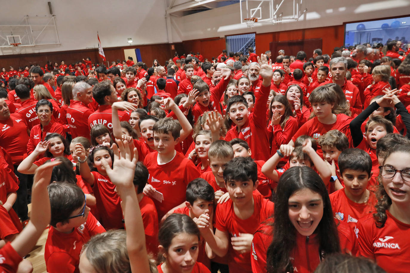 Los más de 2.800 deportistas del Grupo Covadonga han desfilado este jueves durante la presentación de las 28 secciones deportivas, celebrada en el polideportivo Braulio García