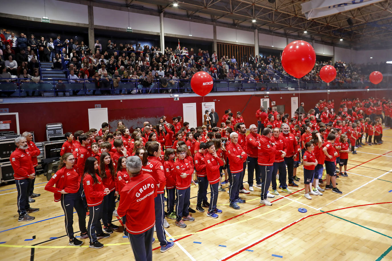 Los más de 2.800 deportistas del Grupo Covadonga han desfilado este jueves durante la presentación de las 28 secciones deportivas, celebrada en el polideportivo Braulio García