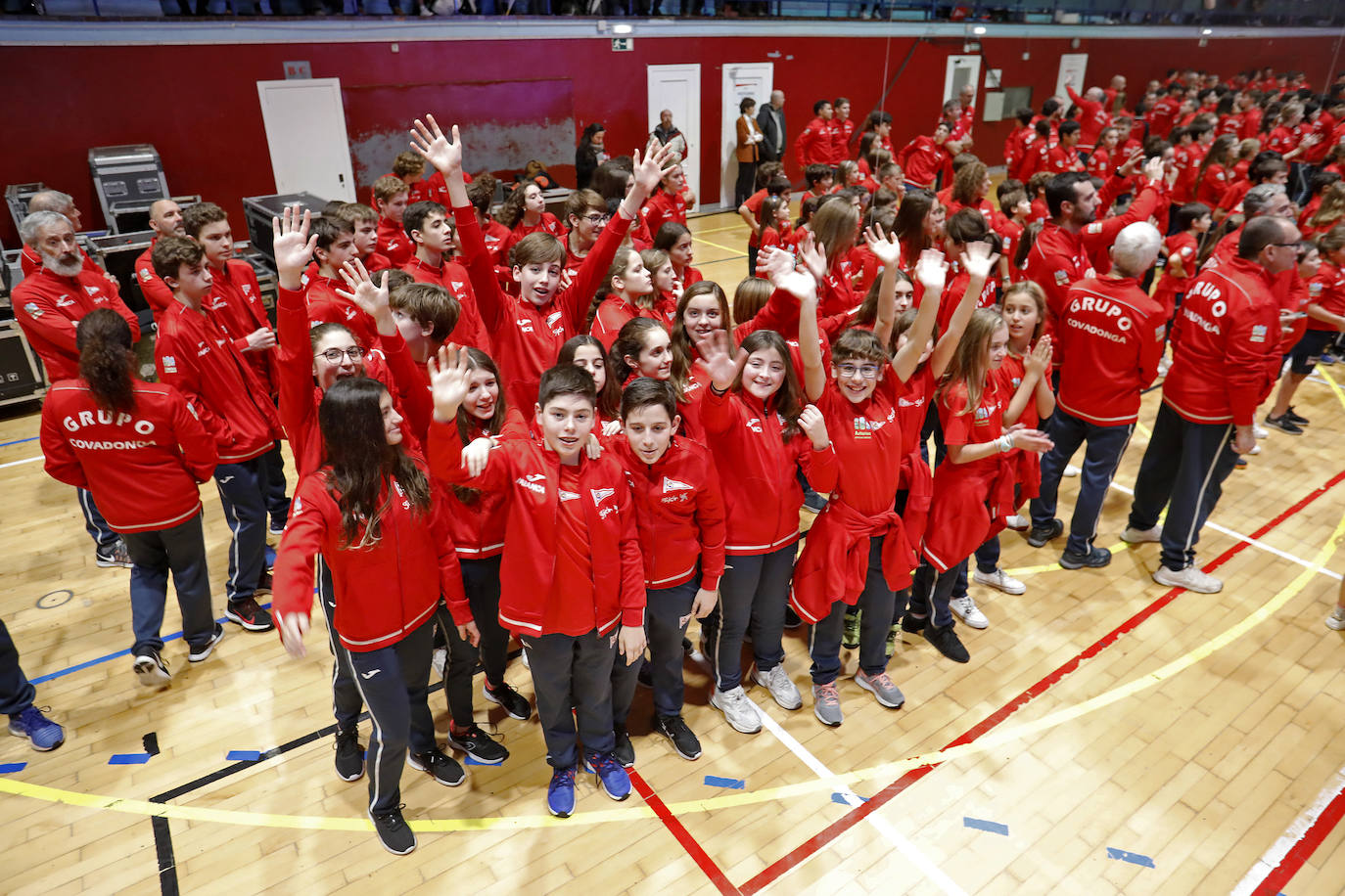 Los más de 2.800 deportistas del Grupo Covadonga han desfilado este jueves durante la presentación de las 28 secciones deportivas, celebrada en el polideportivo Braulio García