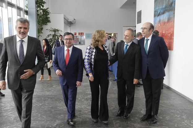 Adolfo Utor, Laureano Lourido, Belarmina Díaz, Salvador de la Encina y Marcelino Oreja, ayer, en El Musel. 