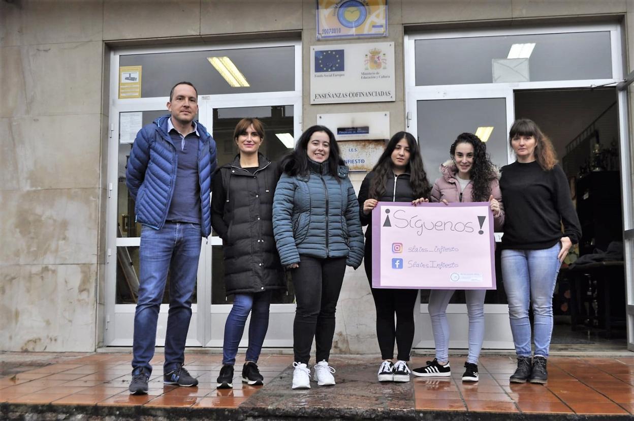 Profesor y alumnas impulsoras del proyecto de dinamización del comercio desde el aula. 
