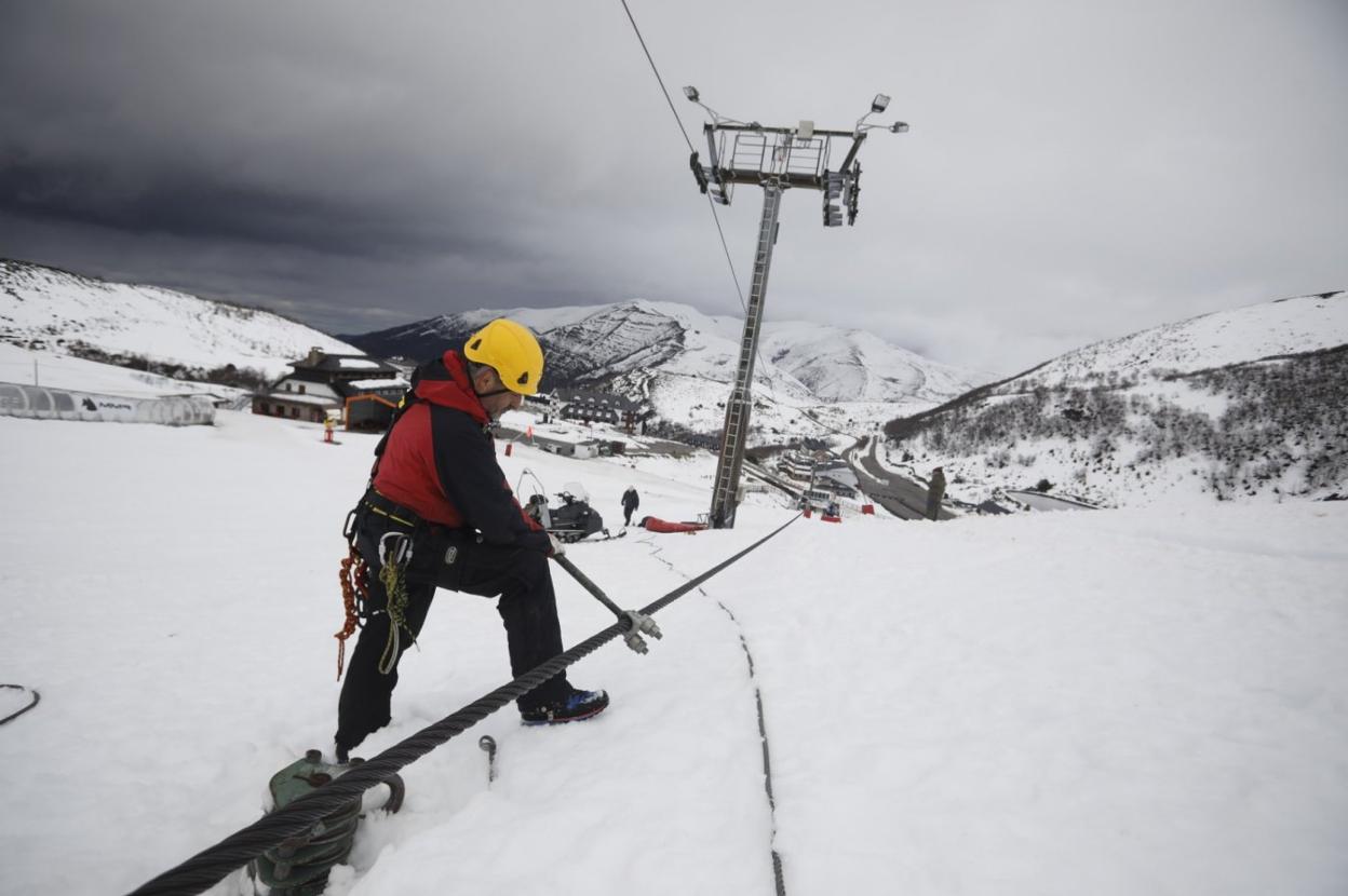 Un operario de la empresa que revisa el telesilla trabaja en el desmontaje del cable. 