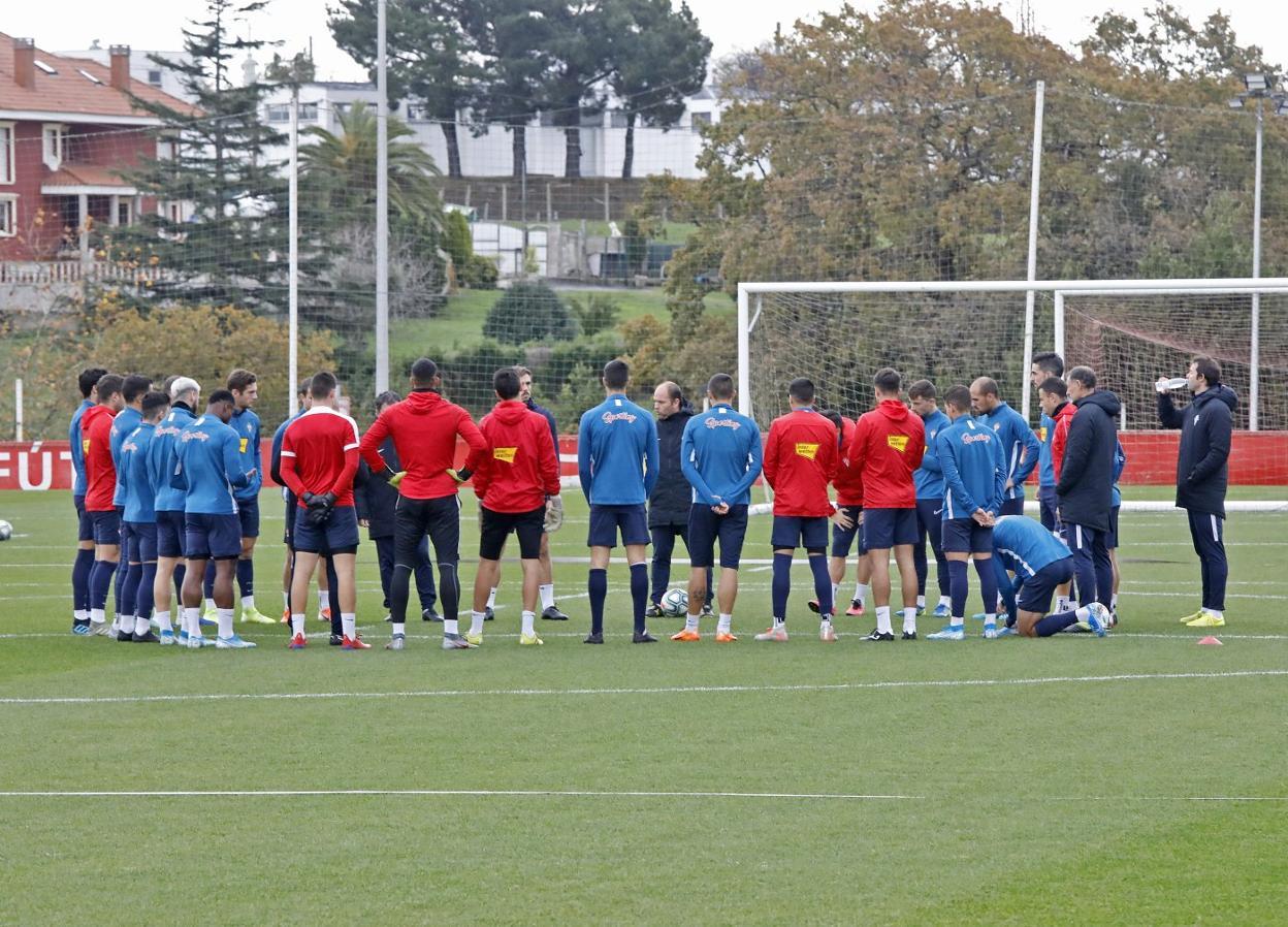 José Alberto se dirige a sus futbolistas antes de que comience el entrenamiento vespertino a puerta cerrada en el campo número cinco de Mareo. 