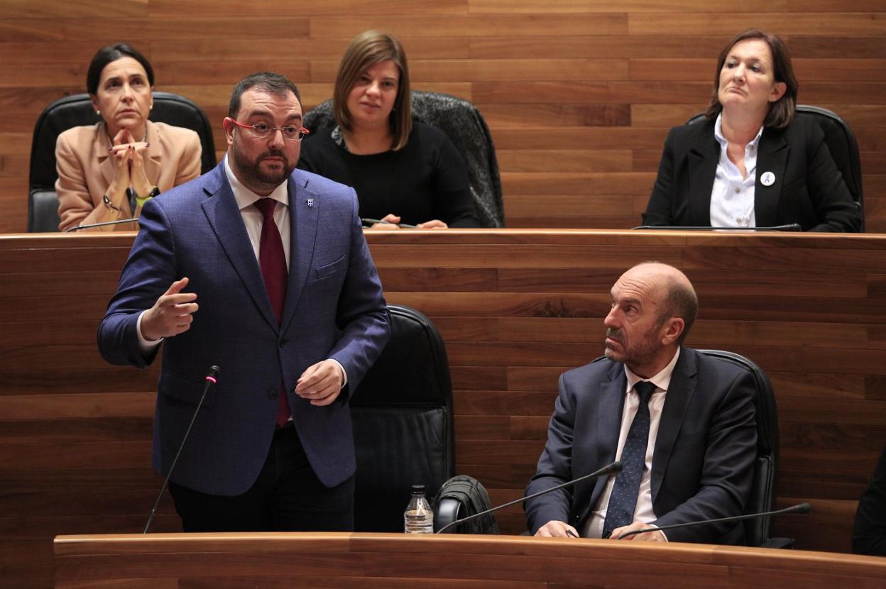 Adrián Barbón, durante una de sus intervenciones en el Pleno. 