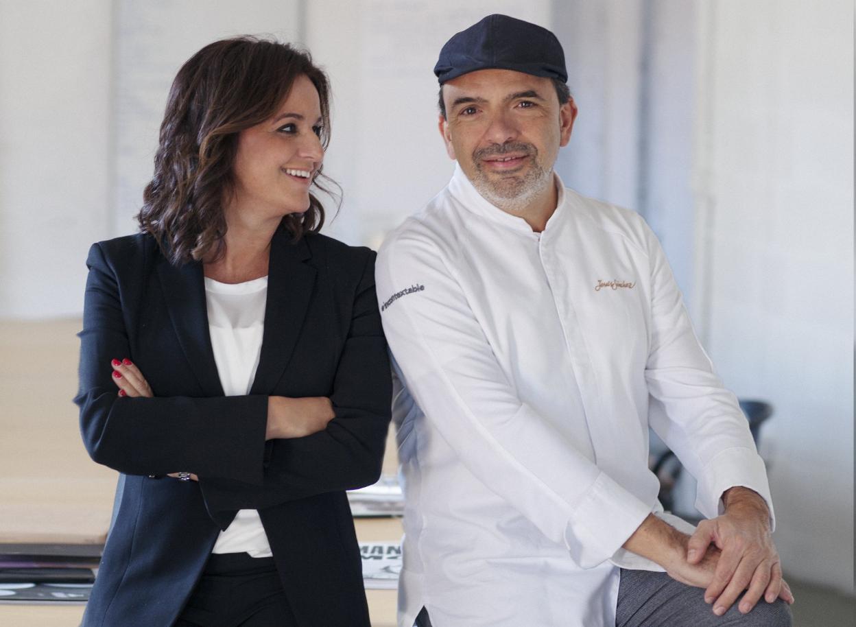 Marian Martínez (sala) y Jesús Sánchez (cocina), propietarios del restaurante Cenador de Amós.