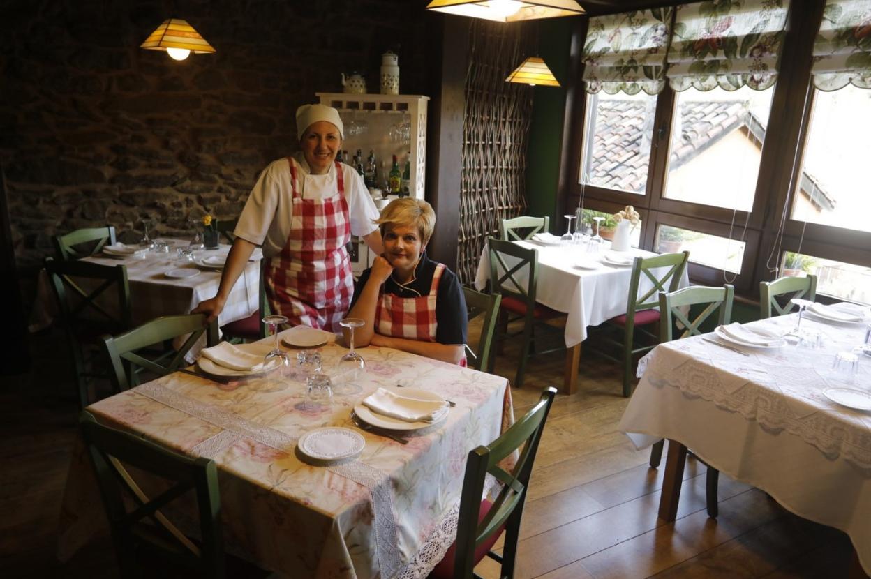 Rosa Méndez, propietaria, y Rocío Fernández, jefa de sala, en el restaurante. 
