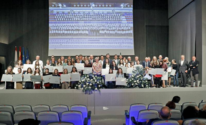 El Club Natación Santa Olaya reunió este viernes a sus mejores deportistas en la gala anual del club que se celebró en el recinto ferial Luis Adaro. Aroa Silva y César Castro fueron distinguidos. 