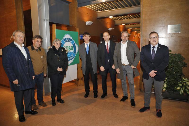 El Club Natación Santa Olaya reunió este viernes a sus mejores deportistas en la gala anual del club que se celebró en el recinto ferial Luis Adaro. Aroa Silva y César Castro fueron distinguidos. 