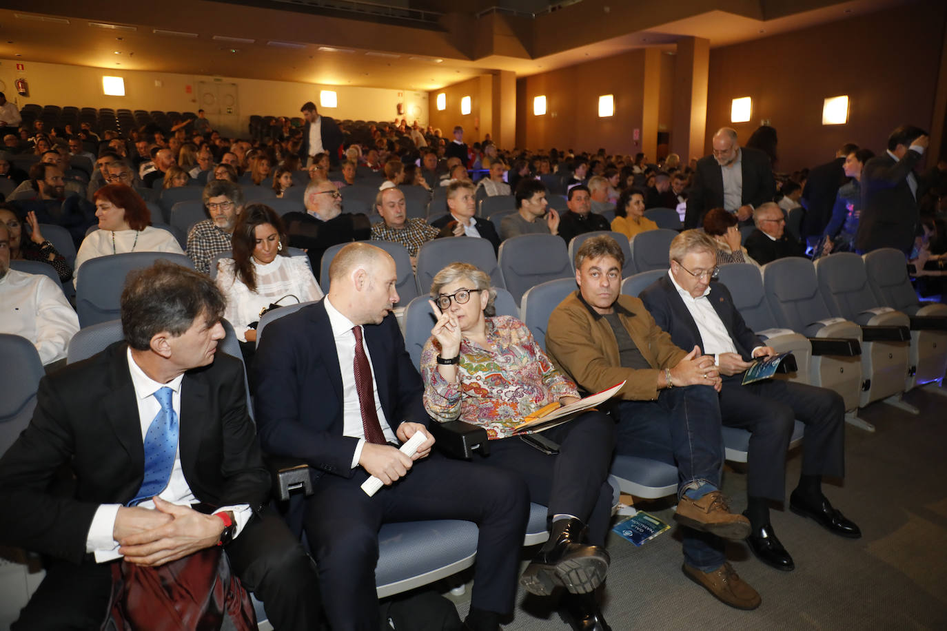 El Club Natación Santa Olaya reunió este viernes a sus mejores deportistas en la gala anual del club que se celebró en el recinto ferial Luis Adaro. Aroa Silva y César Castro fueron distinguidos. 