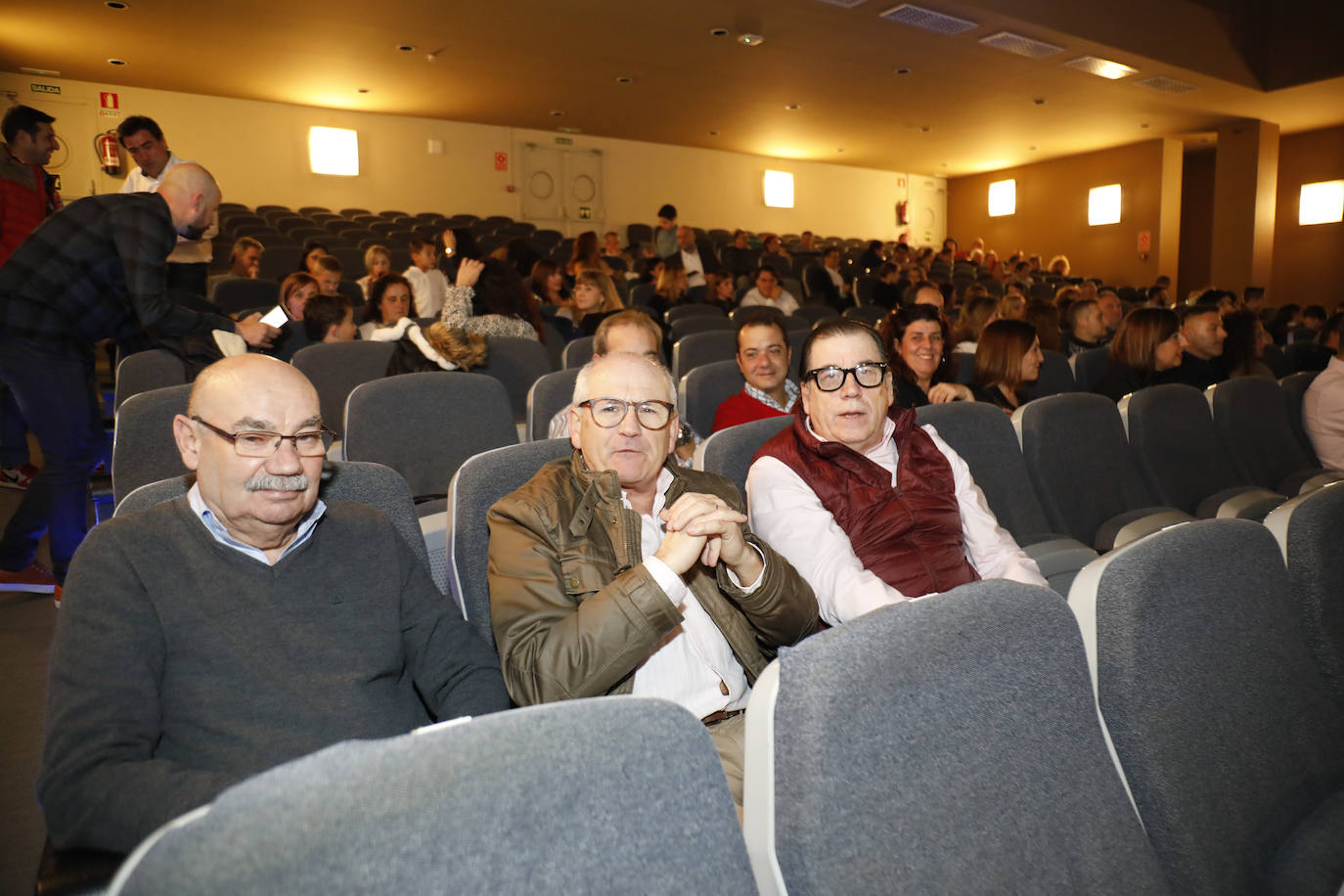 El Club Natación Santa Olaya reunió este viernes a sus mejores deportistas en la gala anual del club que se celebró en el recinto ferial Luis Adaro. Aroa Silva y César Castro fueron distinguidos. 