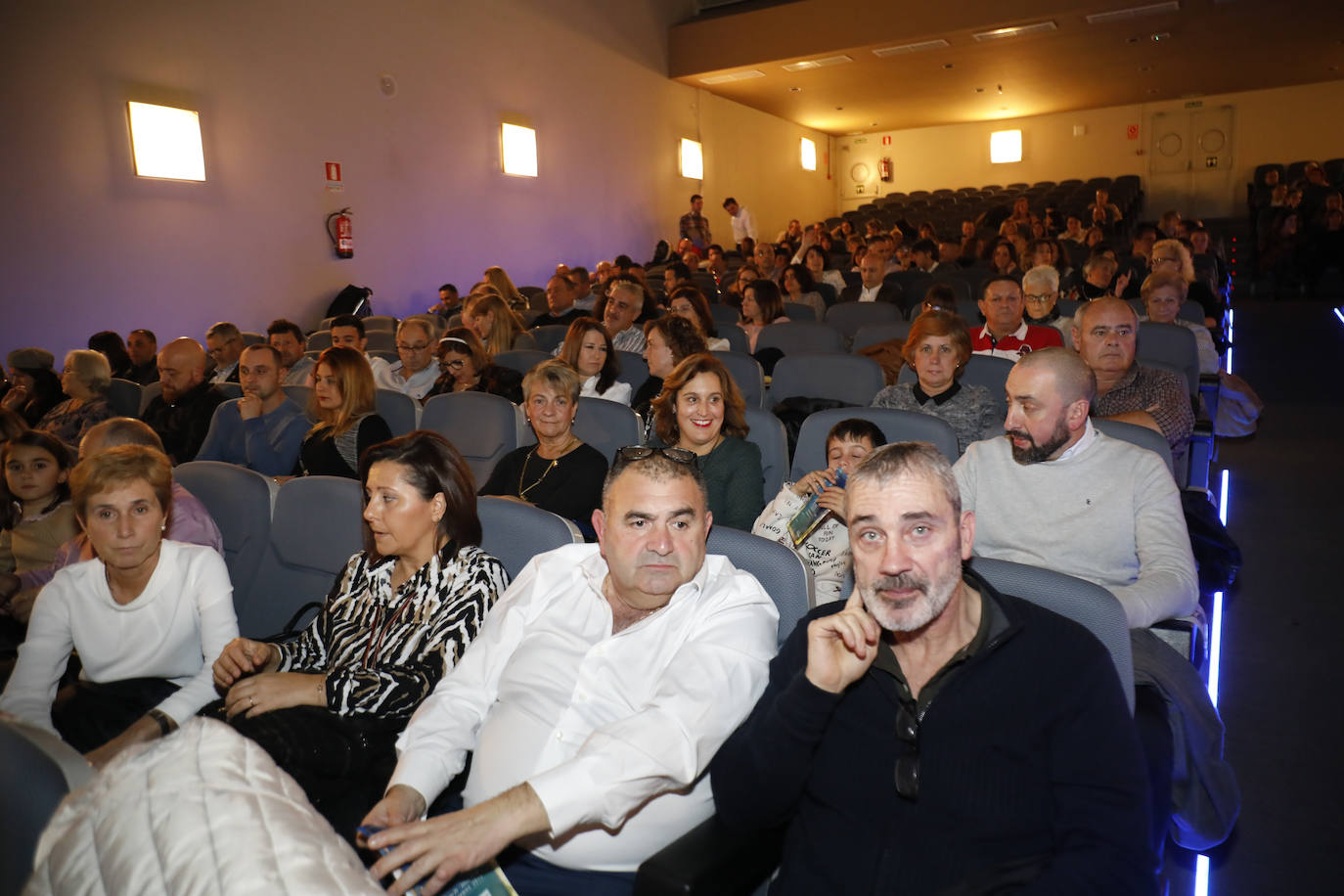 El Club Natación Santa Olaya reunió este viernes a sus mejores deportistas en la gala anual del club que se celebró en el recinto ferial Luis Adaro. Aroa Silva y César Castro fueron distinguidos. 