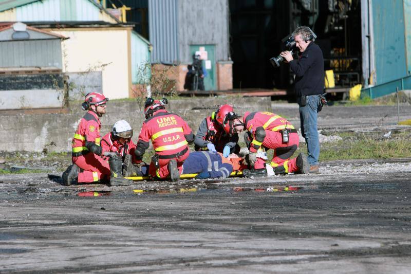 La brigada de Salvamento Minero de Hunosa, la Unidad Militar de Emergencias, el Servicio de Montaña de la Guardia Civil y la unidad de Subsuelo de la Policía Nacional participan, por primera vez de forma conjunta, en un simulacro de accidente en el Pozo Santiago.