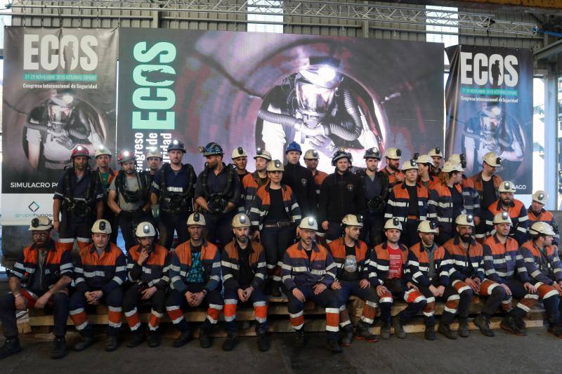 La brigada de Salvamento Minero de Hunosa, la Unidad Militar de Emergencias, el Servicio de Montaña de la Guardia Civil y la unidad de Subsuelo de la Policía Nacional participan, por primera vez de forma conjunta, en un simulacro de accidente en el Pozo Santiago.