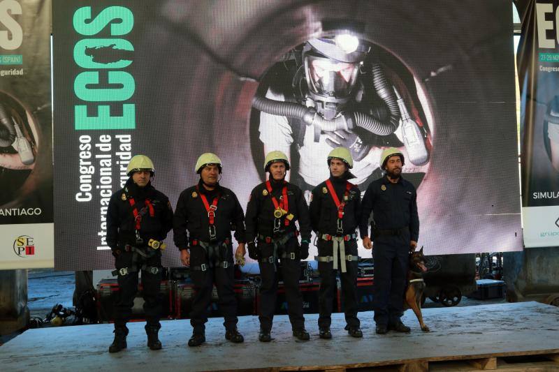 La brigada de Salvamento Minero de Hunosa, la Unidad Militar de Emergencias, el Servicio de Montaña de la Guardia Civil y la unidad de Subsuelo de la Policía Nacional participan, por primera vez de forma conjunta, en un simulacro de accidente en el Pozo Santiago.