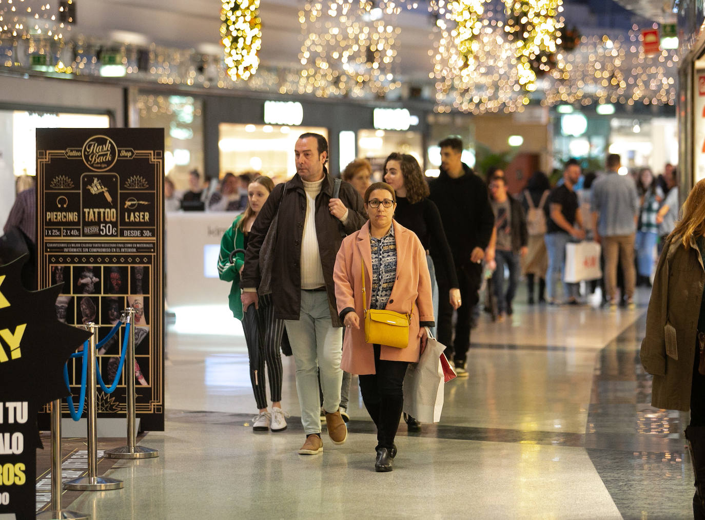 Los asturianos han salido de compras aprovechando los significativos descuentos de este 'Black Friday'. Las tiendas han estado llenas y en puntos comerciales como Intu Asturias se han registrado importantes atascos.