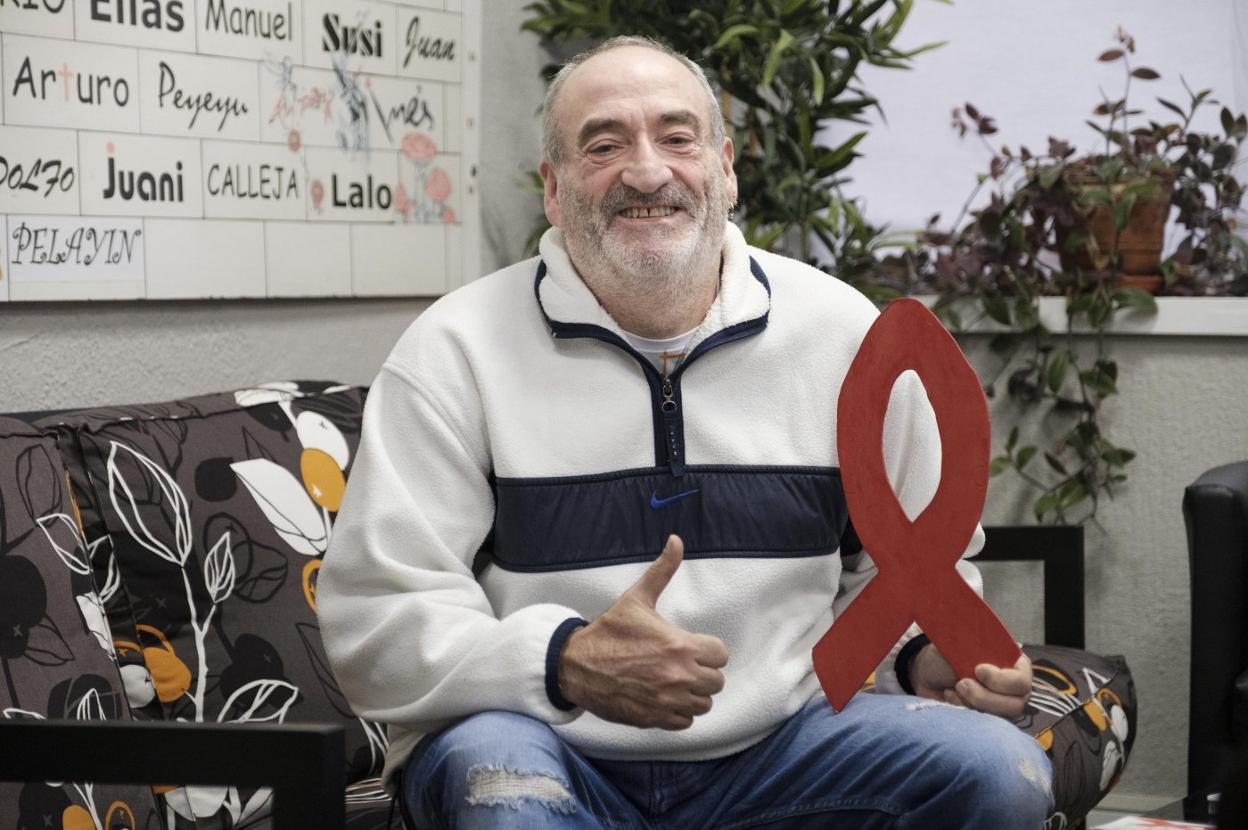 Armando Alonso, en la sede del Comité Antisida en Gijón. 