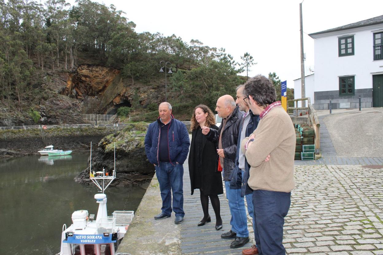 La directora general de Infraestructuras, con el patrón mayor de la Cofradía Santo Ángel de la Guarda de Viavélez, el presidente del Club Náutico Avante y miembros de la Corporación municipal. 