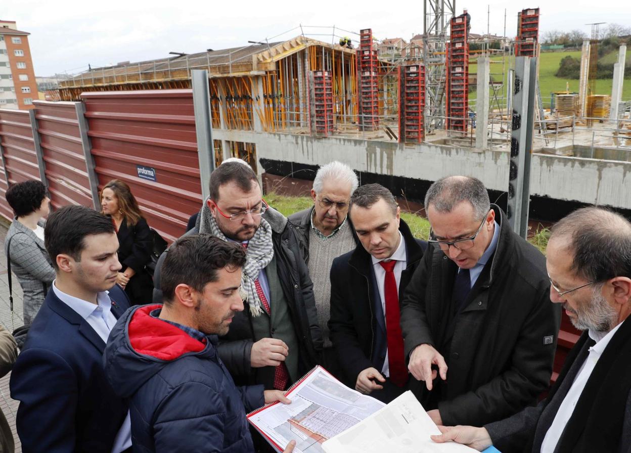 Visita de Adrián Barbón, Pablo Ignacio Fernández e Iván Fernández, a las obras del nuevo centro de salud. 