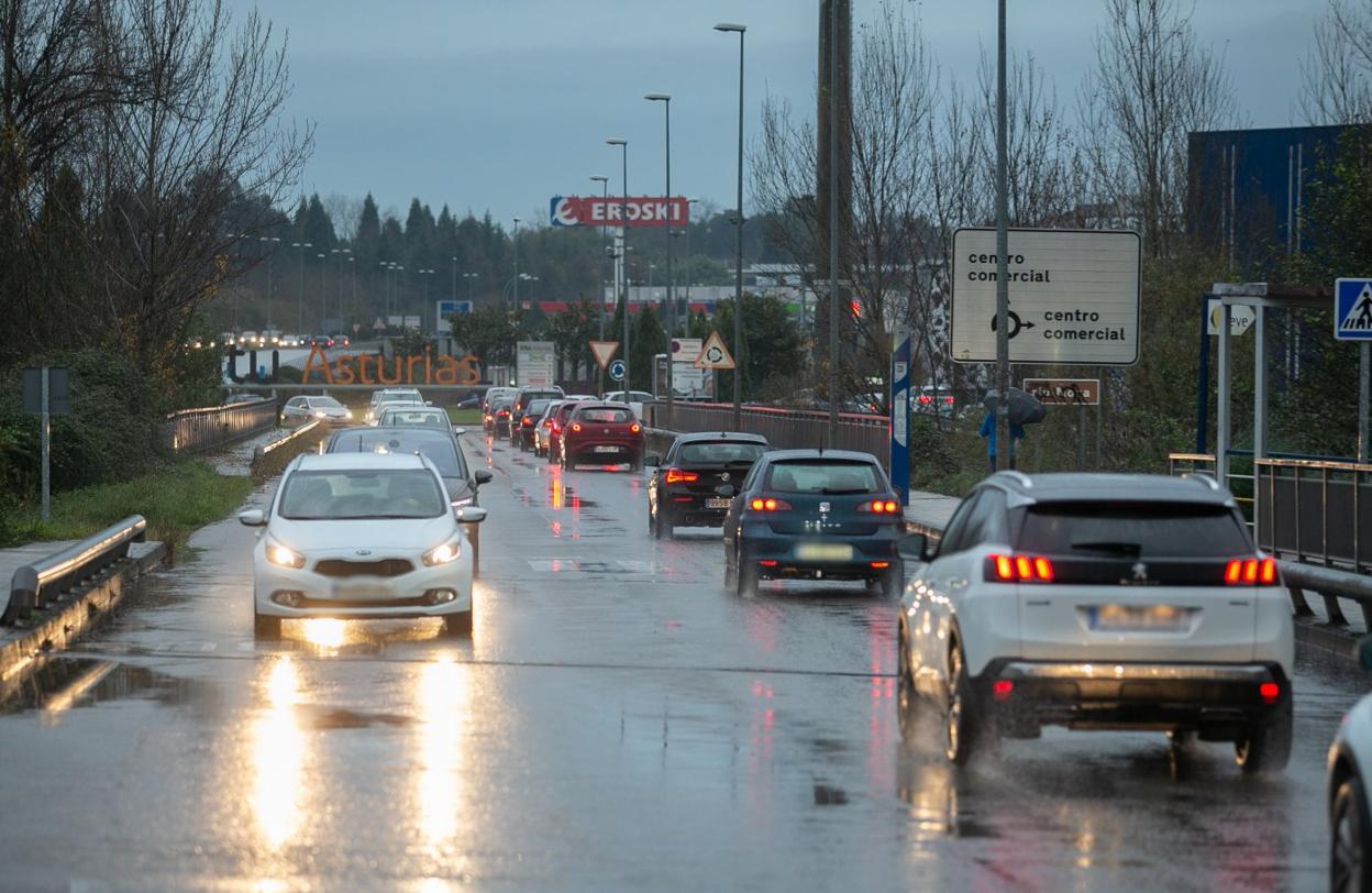 El acceso a Intu Asturias, con intenso tráfico durante la jornada de ayer. 