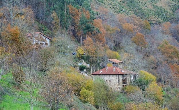 Vista del pueblo de Bustovela, rodeado de los colores del otoño. 