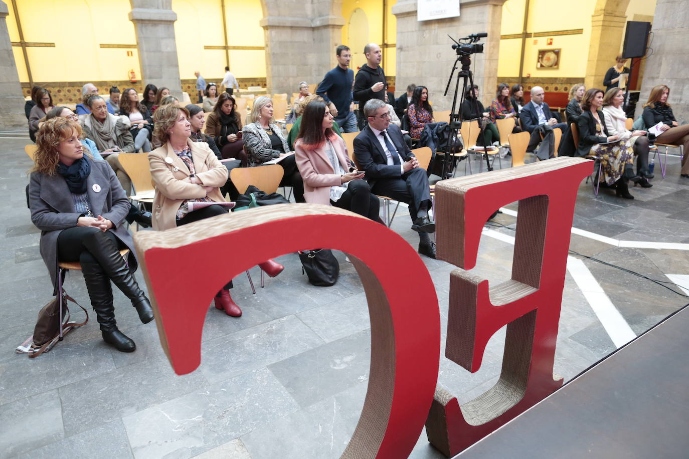 La directora general de Igualdad del Principado, Nuria Varela, ha sido la encargada de abrir la jornada Futuro en Femenino organizada en Gijón por EL COMERCIO.