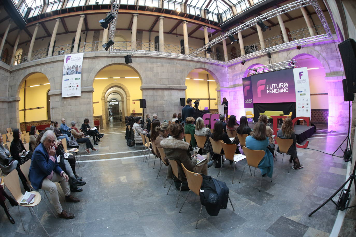 La directora general de Igualdad del Principado, Nuria Varela, ha sido la encargada de abrir la jornada Futuro en Femenino organizada en Gijón por EL COMERCIO.