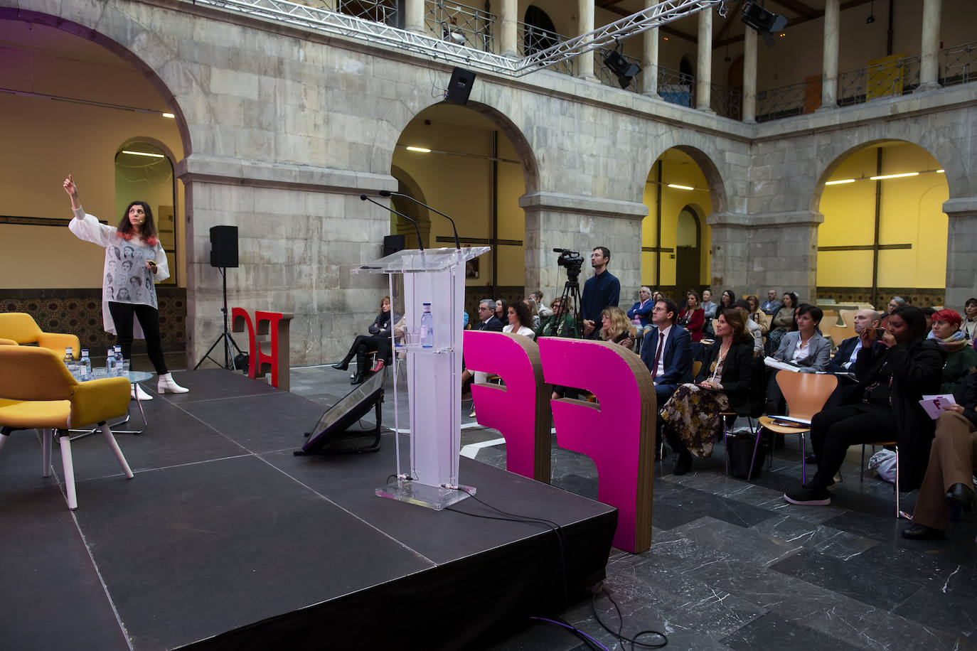 La directora general de Igualdad del Principado, Nuria Varela, ha sido la encargada de abrir la jornada Futuro en Femenino organizada en Gijón por EL COMERCIO.