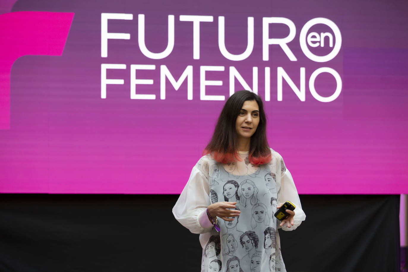 La directora general de Igualdad del Principado, Nuria Varela, ha sido la encargada de abrir la jornada Futuro en Femenino organizada en Gijón por EL COMERCIO.