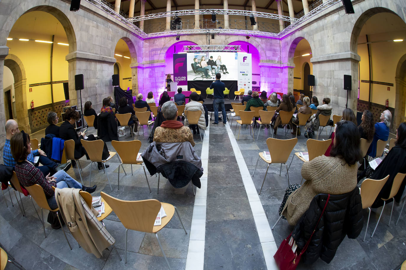 La directora general de Igualdad del Principado, Nuria Varela, ha sido la encargada de abrir la jornada Futuro en Femenino organizada en Gijón por EL COMERCIO.