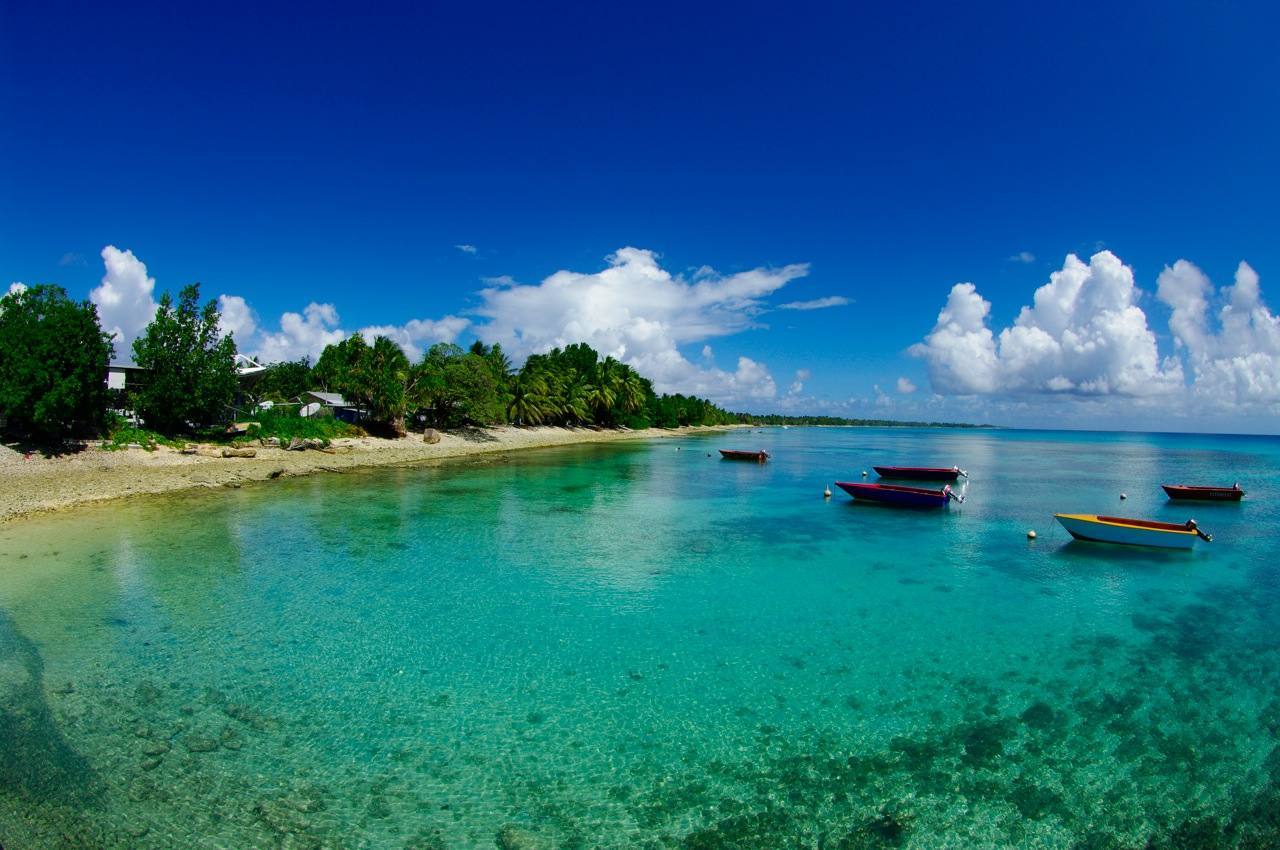 TUVALU (ANTIGUAS ISLAS ELLICE) | Uno de los lugares más remotos y bellos del planeta. Situado al este de las Islas Solomon, posee una superficie formada por pequeñas islas, atolones y arrecifes de coral de 26 kilómetros cuadrados. Sus países más próximos son Kiribati, Samoa y Fiyi.