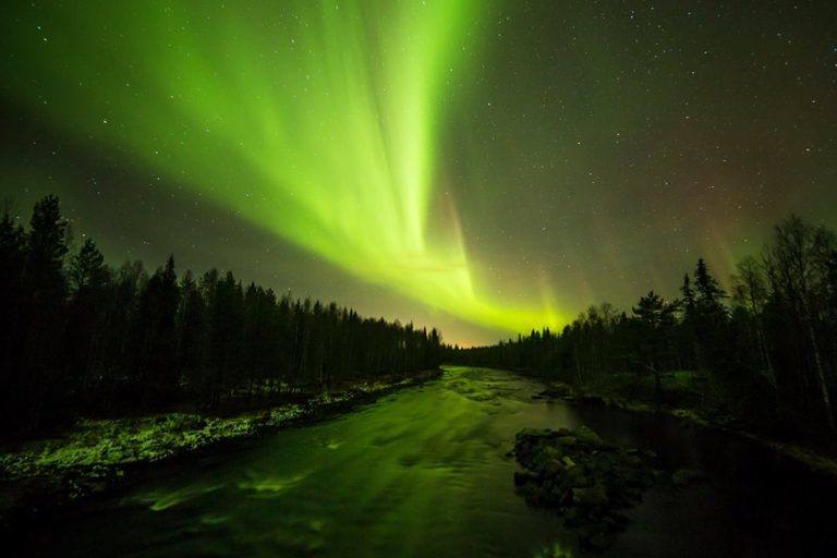 LAPONIA FINLANDESA | Las auroras boreales pueden verse en el Círculo Polar Ártico a partir de octubre hasta el mes de abril. Es uno de los espectáculos más bellos y mágicos que ofrecen estas tierras nórdicas. Y en Laponia quizás lo sean más, en la oscuridad de la noche polar. De hecho, las auroras boreales o northern lights pueden observarse cerca de 200 noches al año en la Laponia finlandesa. Las Auroras Boreales sólo pueden ser visibles de septiembre hasta principios de abril.