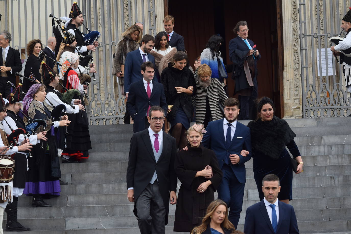 El hijo menor de Luis Fernández-Vega, Andrés Fernández-Vega Cueto-Felgueroso, celebró este sábado su boda con la odontóloga gallega Emma Quiroga. El multitudinario enlace tuvo lugar en la Iglesia de los Jerónimos, en Madrid, y contó con la presencia de numerosas personalidades de Asturias. La novia llegó a la iglesia, muy sonriente, del brazo de su padre, con un sencillo vestido de manga larga y cuello alto, sobre el que lucía una larga capa. Tras la ceremonia religiosa, los novios salieron, visiblemente emocionados de la iglesia, mientras una banda de gaitas gallega acompañaba sus pasos. Varios autobuses se encargaron de trasladar a los invitados hasta la exclusiva Quinta del Jarama, a unos 25 kilómetros al norte de Madrid, donde continuarán las celebraciones. Informa Ana Ranera. 