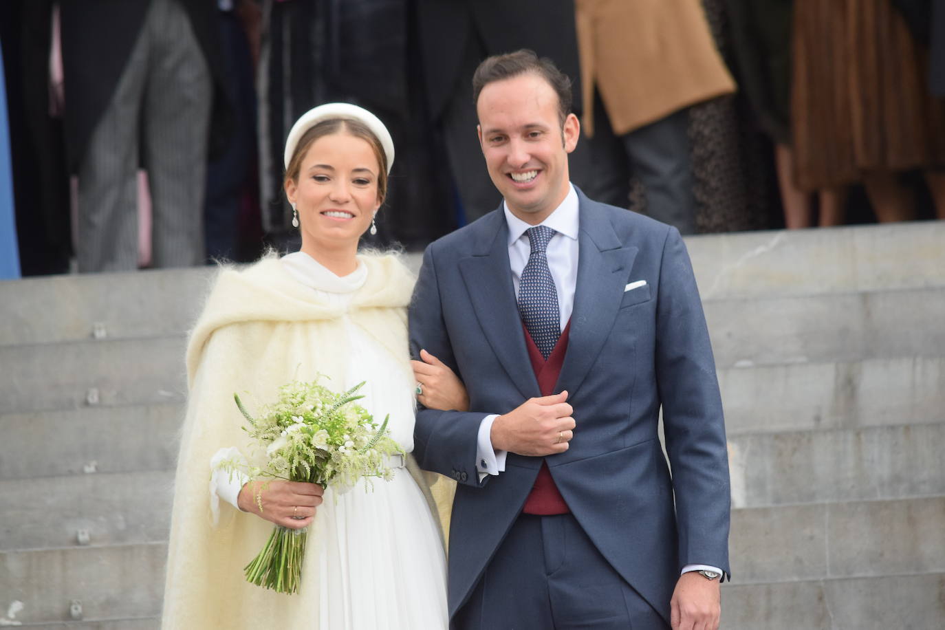 El hijo menor de Luis Fernández-Vega, Andrés Fernández-Vega Cueto-Felgueroso, celebró este sábado su boda con la odontóloga gallega Emma Quiroga. El multitudinario enlace tuvo lugar en la Iglesia de los Jerónimos, en Madrid, y contó con la presencia de numerosas personalidades de Asturias. La novia llegó a la iglesia, muy sonriente, del brazo de su padre, con un sencillo vestido de manga larga y cuello alto, sobre el que lucía una larga capa. Tras la ceremonia religiosa, los novios salieron, visiblemente emocionados de la iglesia, mientras una banda de gaitas gallega acompañaba sus pasos. Varios autobuses se encargaron de trasladar a los invitados hasta la exclusiva Quinta del Jarama, a unos 25 kilómetros al norte de Madrid, donde continuarán las celebraciones. Informa Ana Ranera. 