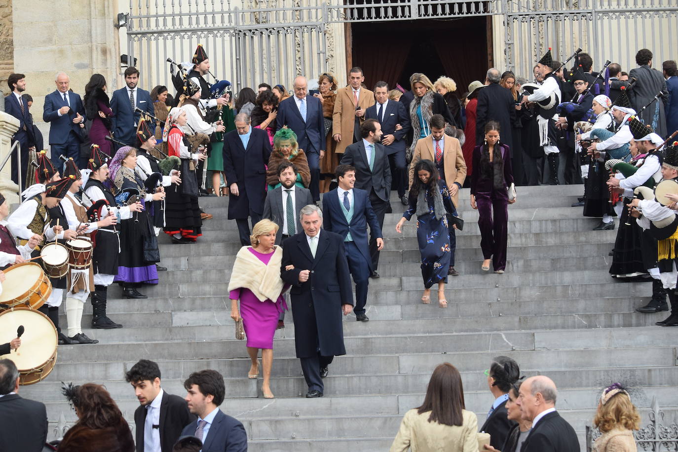 El hijo menor de Luis Fernández-Vega, Andrés Fernández-Vega Cueto-Felgueroso, celebró este sábado su boda con la odontóloga gallega Emma Quiroga. El multitudinario enlace tuvo lugar en la Iglesia de los Jerónimos, en Madrid, y contó con la presencia de numerosas personalidades de Asturias. La novia llegó a la iglesia, muy sonriente, del brazo de su padre, con un sencillo vestido de manga larga y cuello alto, sobre el que lucía una larga capa. Tras la ceremonia religiosa, los novios salieron, visiblemente emocionados de la iglesia, mientras una banda de gaitas gallega acompañaba sus pasos. Varios autobuses se encargaron de trasladar a los invitados hasta la exclusiva Quinta del Jarama, a unos 25 kilómetros al norte de Madrid, donde continuarán las celebraciones. Informa Ana Ranera. 