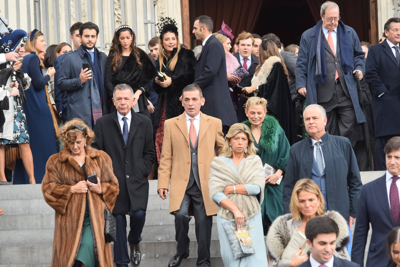 El hijo menor de Luis Fernández-Vega, Andrés Fernández-Vega Cueto-Felgueroso, celebró este sábado su boda con la odontóloga gallega Emma Quiroga. El multitudinario enlace tuvo lugar en la Iglesia de los Jerónimos, en Madrid, y contó con la presencia de numerosas personalidades de Asturias. La novia llegó a la iglesia, muy sonriente, del brazo de su padre, con un sencillo vestido de manga larga y cuello alto, sobre el que lucía una larga capa. Tras la ceremonia religiosa, los novios salieron, visiblemente emocionados de la iglesia, mientras una banda de gaitas gallega acompañaba sus pasos. Varios autobuses se encargaron de trasladar a los invitados hasta la exclusiva Quinta del Jarama, a unos 25 kilómetros al norte de Madrid, donde continuarán las celebraciones. Informa Ana Ranera. 