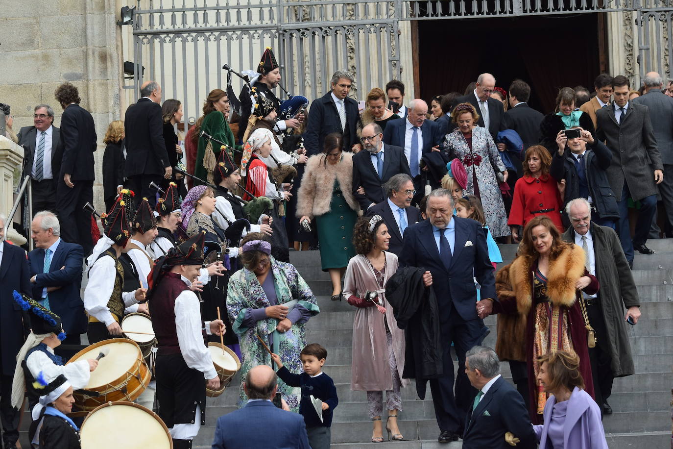 El hijo menor de Luis Fernández-Vega, Andrés Fernández-Vega Cueto-Felgueroso, celebró este sábado su boda con la odontóloga gallega Emma Quiroga. El multitudinario enlace tuvo lugar en la Iglesia de los Jerónimos, en Madrid, y contó con la presencia de numerosas personalidades de Asturias. La novia llegó a la iglesia, muy sonriente, del brazo de su padre, con un sencillo vestido de manga larga y cuello alto, sobre el que lucía una larga capa. Tras la ceremonia religiosa, los novios salieron, visiblemente emocionados de la iglesia, mientras una banda de gaitas gallega acompañaba sus pasos. Varios autobuses se encargaron de trasladar a los invitados hasta la exclusiva Quinta del Jarama, a unos 25 kilómetros al norte de Madrid, donde continuarán las celebraciones. Informa Ana Ranera. 