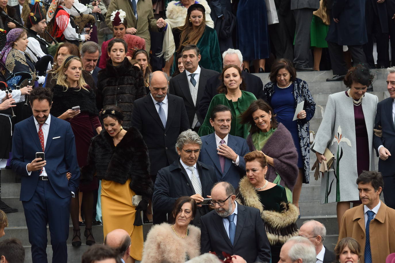 El hijo menor de Luis Fernández-Vega, Andrés Fernández-Vega Cueto-Felgueroso, celebró este sábado su boda con la odontóloga gallega Emma Quiroga. El multitudinario enlace tuvo lugar en la Iglesia de los Jerónimos, en Madrid, y contó con la presencia de numerosas personalidades de Asturias. La novia llegó a la iglesia, muy sonriente, del brazo de su padre, con un sencillo vestido de manga larga y cuello alto, sobre el que lucía una larga capa. Tras la ceremonia religiosa, los novios salieron, visiblemente emocionados de la iglesia, mientras una banda de gaitas gallega acompañaba sus pasos. Varios autobuses se encargaron de trasladar a los invitados hasta la exclusiva Quinta del Jarama, a unos 25 kilómetros al norte de Madrid, donde continuarán las celebraciones. Informa Ana Ranera. 