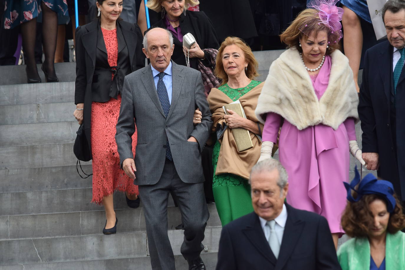 El hijo menor de Luis Fernández-Vega, Andrés Fernández-Vega Cueto-Felgueroso, celebró este sábado su boda con la odontóloga gallega Emma Quiroga. El multitudinario enlace tuvo lugar en la Iglesia de los Jerónimos, en Madrid, y contó con la presencia de numerosas personalidades de Asturias. La novia llegó a la iglesia, muy sonriente, del brazo de su padre, con un sencillo vestido de manga larga y cuello alto, sobre el que lucía una larga capa. Tras la ceremonia religiosa, los novios salieron, visiblemente emocionados de la iglesia, mientras una banda de gaitas gallega acompañaba sus pasos. Varios autobuses se encargaron de trasladar a los invitados hasta la exclusiva Quinta del Jarama, a unos 25 kilómetros al norte de Madrid, donde continuarán las celebraciones. Informa Ana Ranera. 